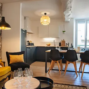 Duplex Contemporain Dans Maison Du Xviieme Siecle Fougères